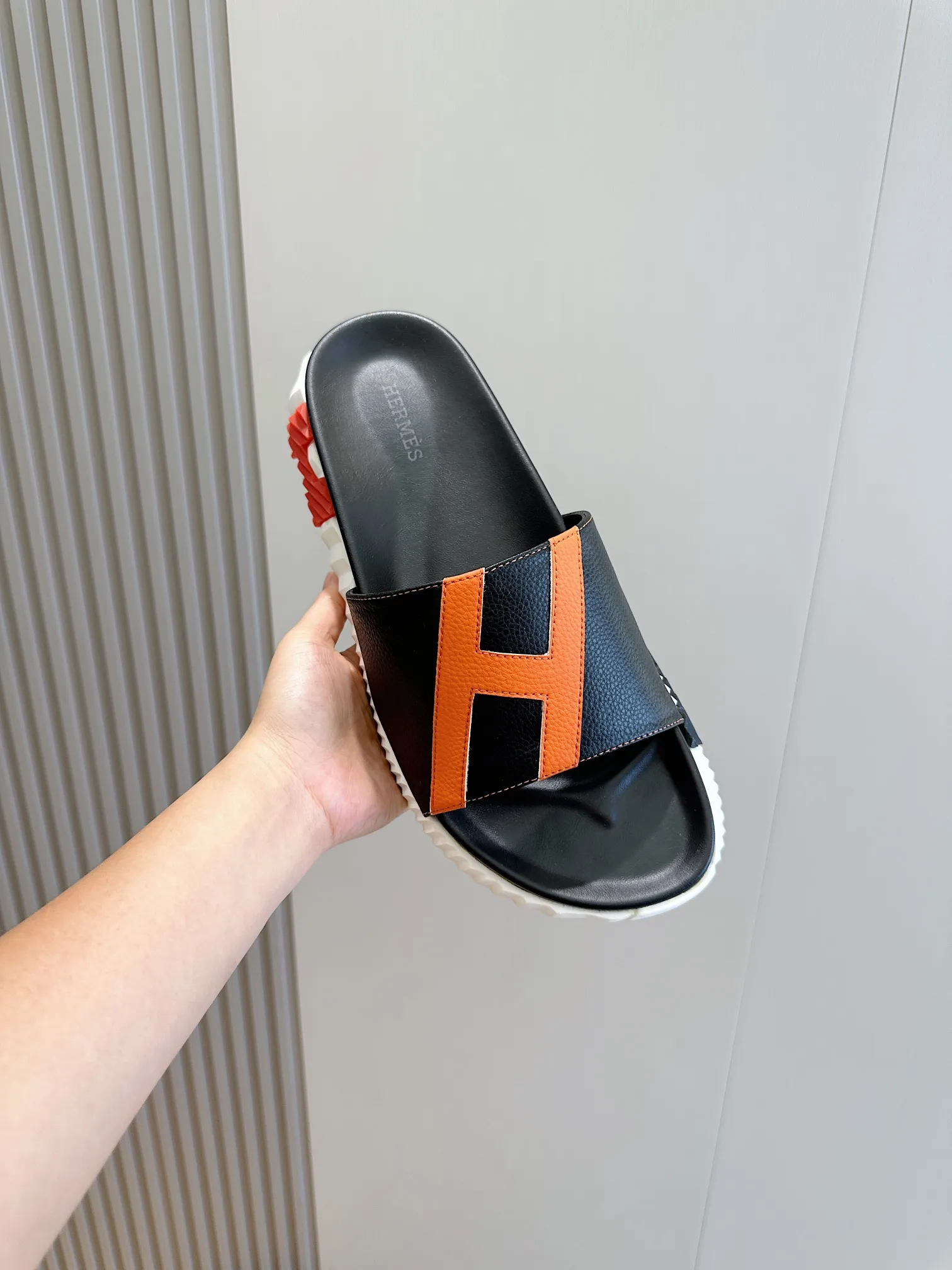 [HERMÈS] Top men's shoes 💰: 340💰 Size: 39-44 (38.45 46 custom-made) Herme*H Home Hermès Men's Sandals and Slippers - Original Replica Purchase the original version and make it one to one, the outsole is privately modeled, and the outsole color corresponding to each color is the same as the original version. Come to those who know the stuff 💪 The ultra-light soles are designed in contrasting colors, and they feel so comfortable on your feet! Calfskin, cowhide feet, private mold outsole.
